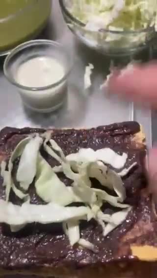 Foto del paso 3 de la receta: Tostadas de frijol 🫘 con col