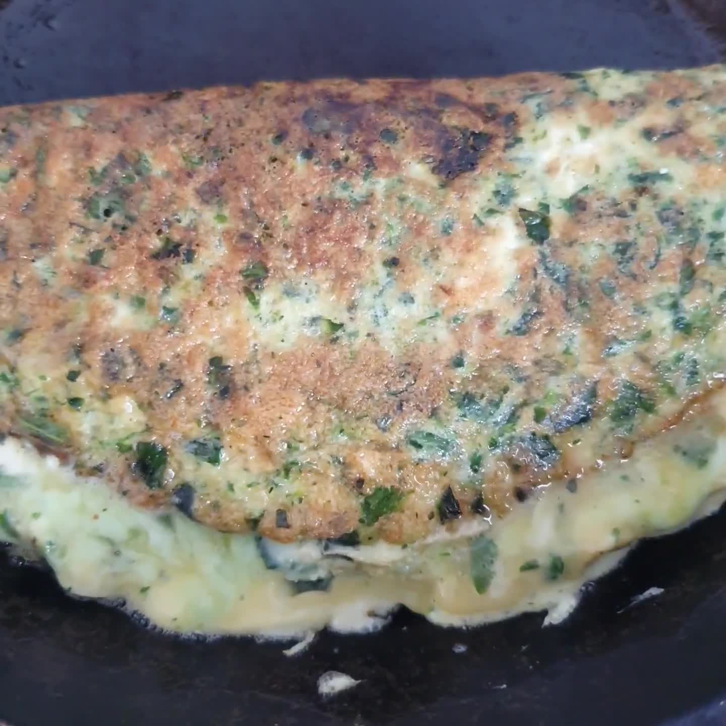 Foto del paso 2 de la receta: 🍳🌿 Omelette de espinaca con queso al pesto y queso cremoso 🧀