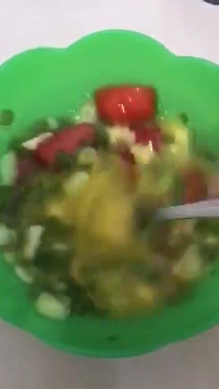 Foto langkah ke 3 dari resep Telur Dadar Tomat.