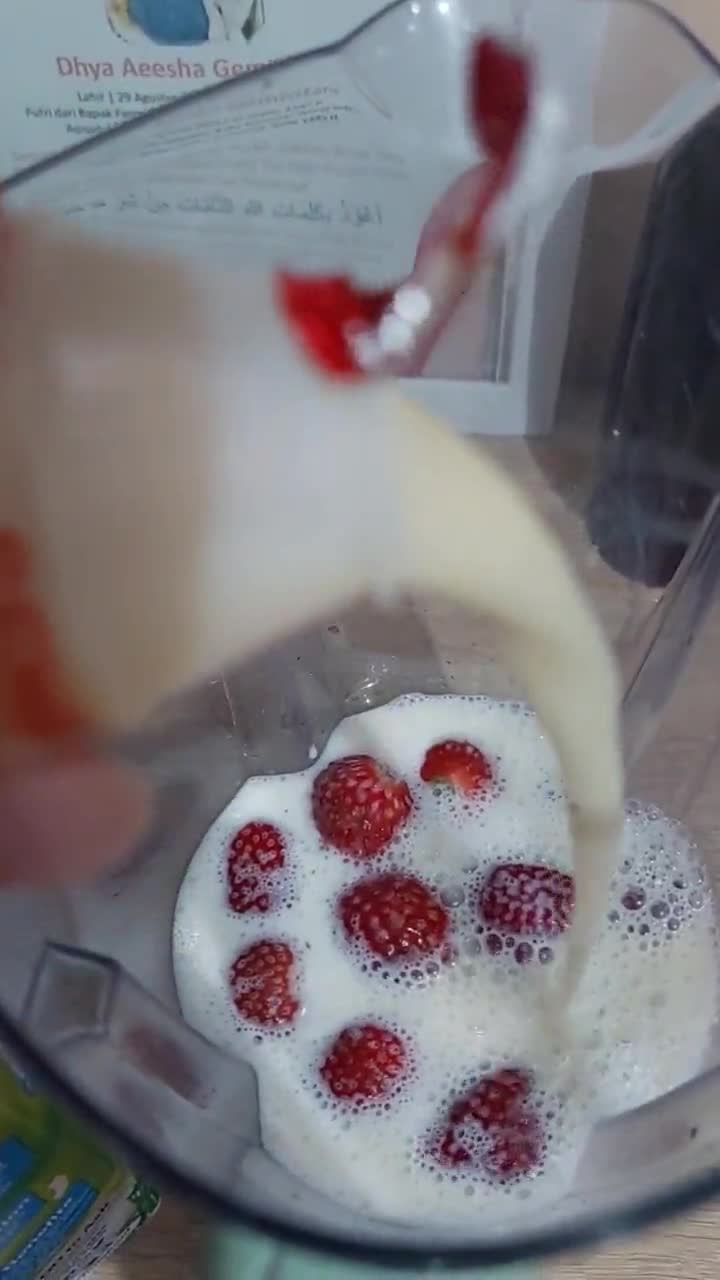 Foto langkah ke 1 dari resep Strawberry Yakult.