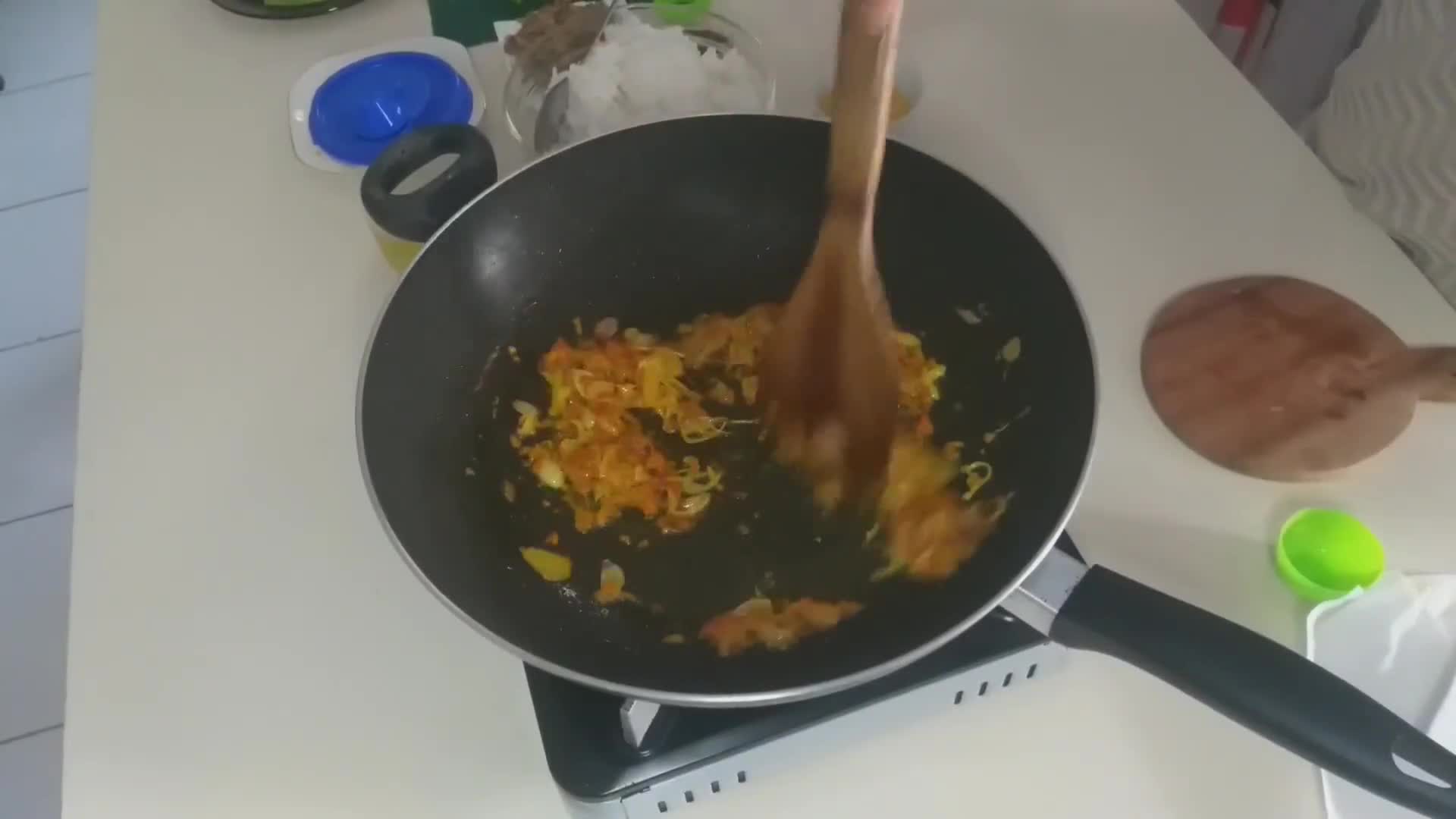 Foto langkah ke 3 dari resep 21. Nasi Goreng Kunyit.