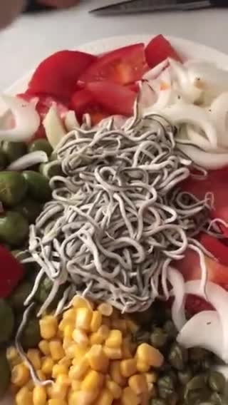 Foto del paso 4 de la receta: Ensalada colorida para currantes (3) con anguriñas de surimi