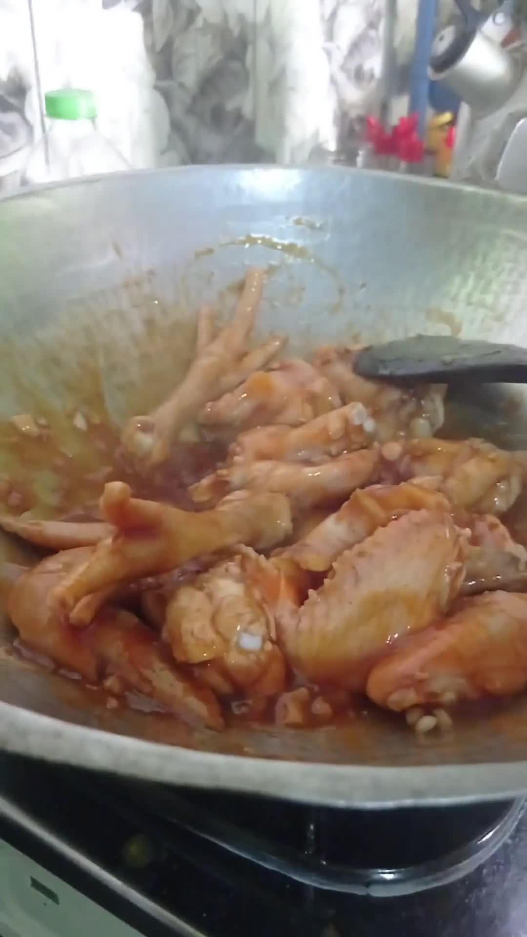 Foto langkah ke 3 dari resep Spicy chicken wings with parsley.