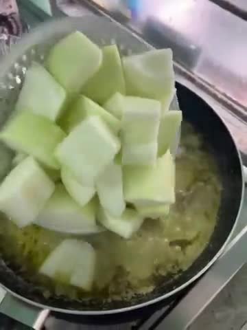 A picture of step 4 of Green Curry Chicken with Winter Melon.
