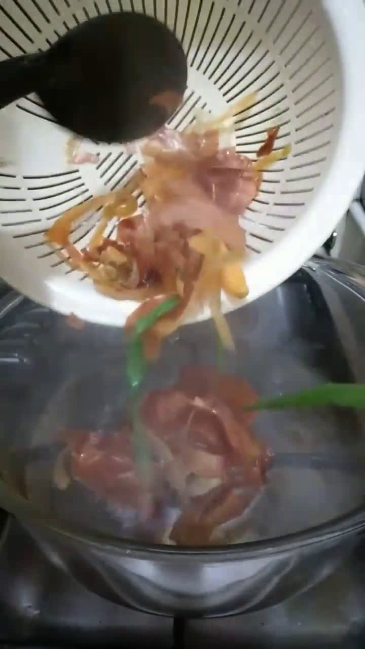 Foto langkah ke 2 dari resep Kaldu sisa sayuran.