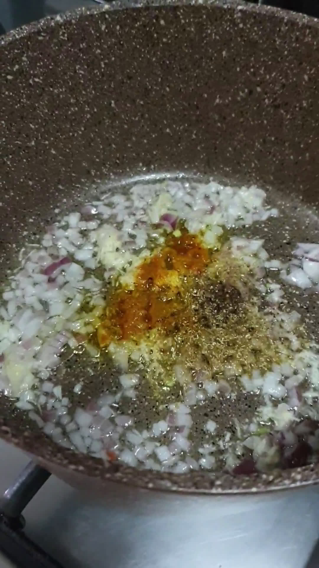صورة لخطوة 2 من وصفة شوربة العيش مع الكوسا والطماطم 🍅🥣