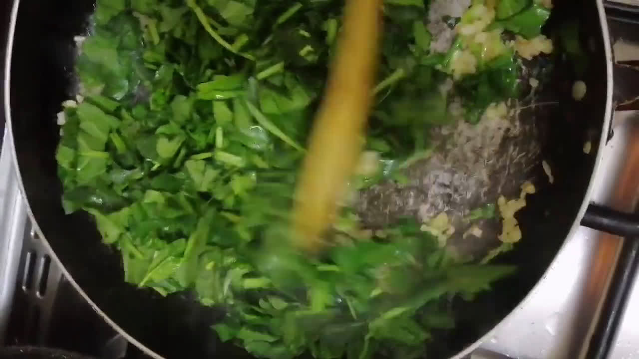 صورة لخطوة 2 من وصفة بيض بالسبانخ وزيت الزيتون🍳🌿