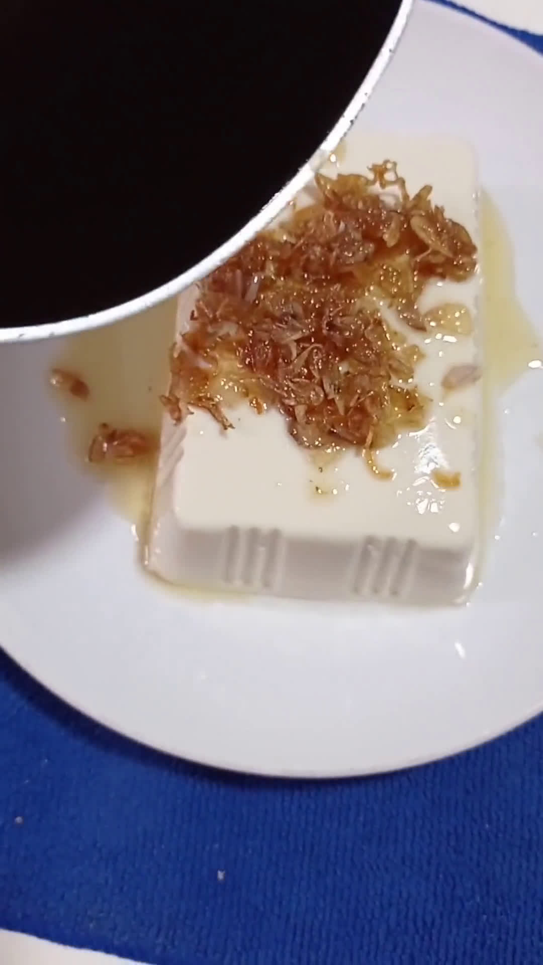 Foto langkah ke 5 dari resep Steam Tofu with Hot Shallot Oil.