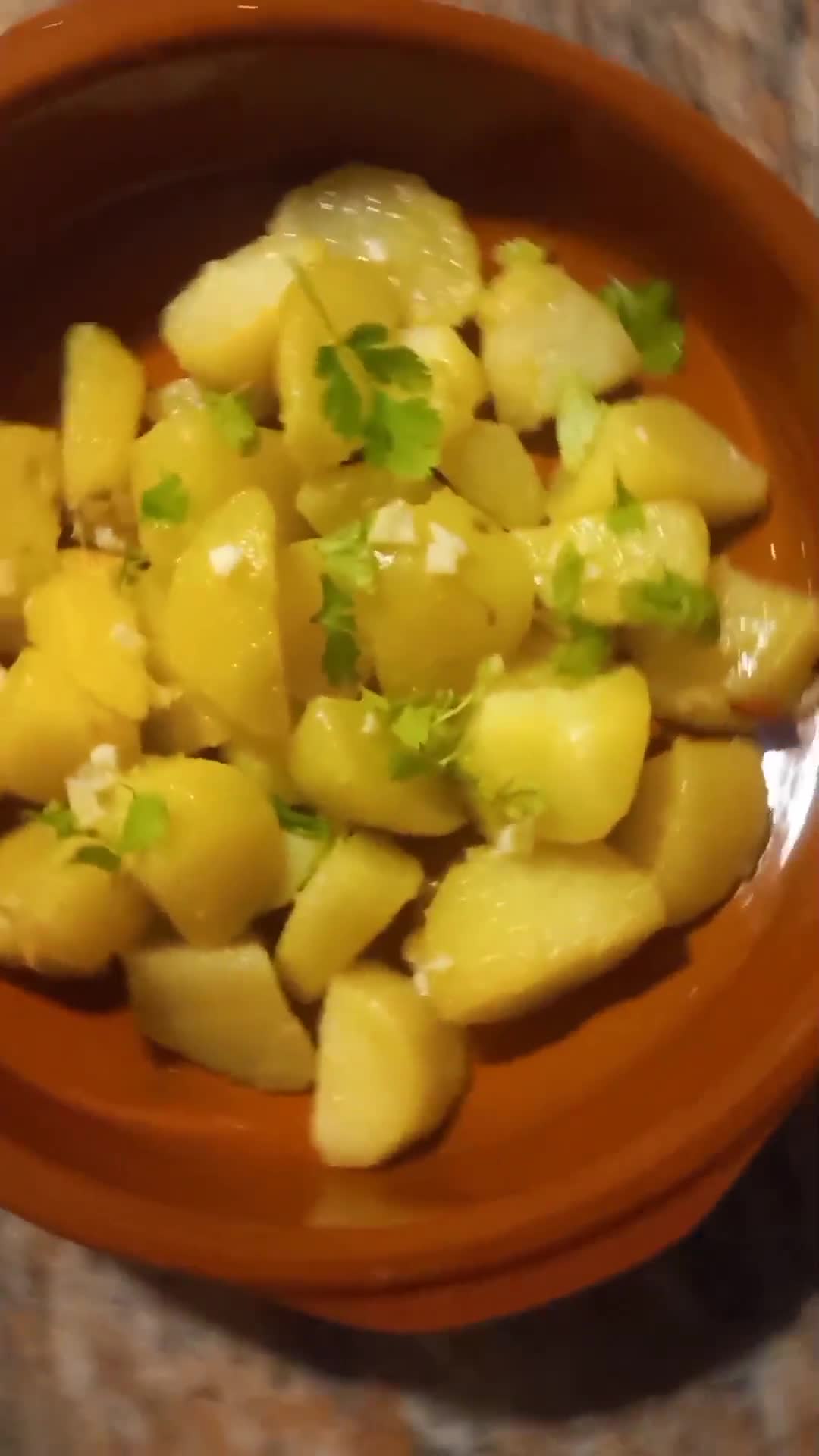 Foto del paso 1 de la receta: Patatas al ajillo 🧄🥔