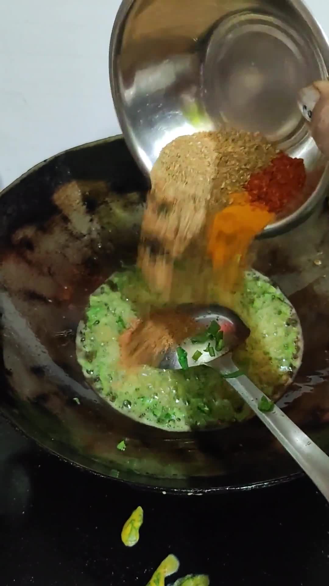 पालक आलू पकौड़ा कढ़ी(palak aloo pakoda kadhi recipe in hindi) रेसिपी चरण 7 फोटो