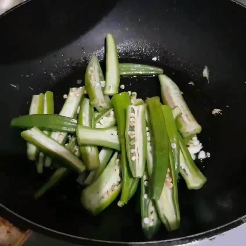 Foto langkah ke 3 dari resep Tumis Okra Telur.