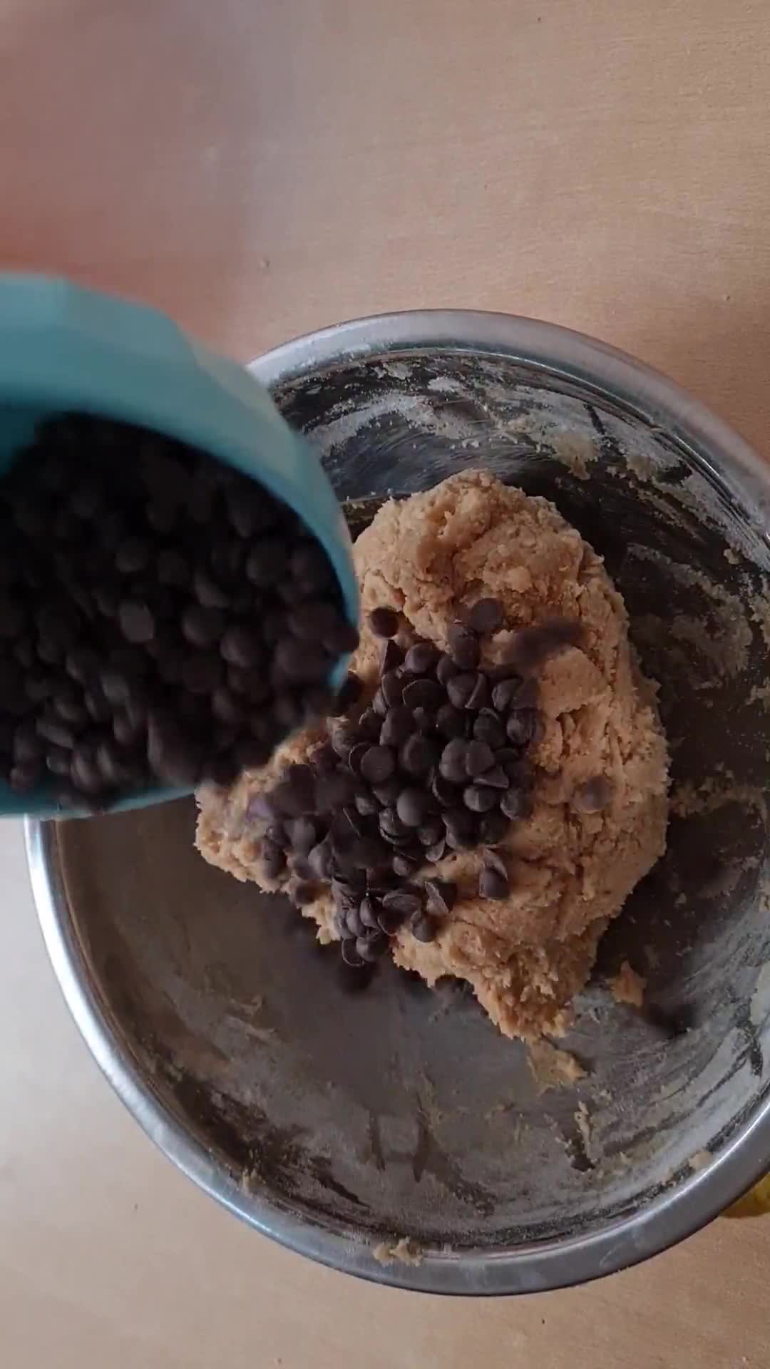 Foto del paso 2 de la receta: Cookies estilo americanas 🇺🇸 Galletas con chips de chocolate 🍪
