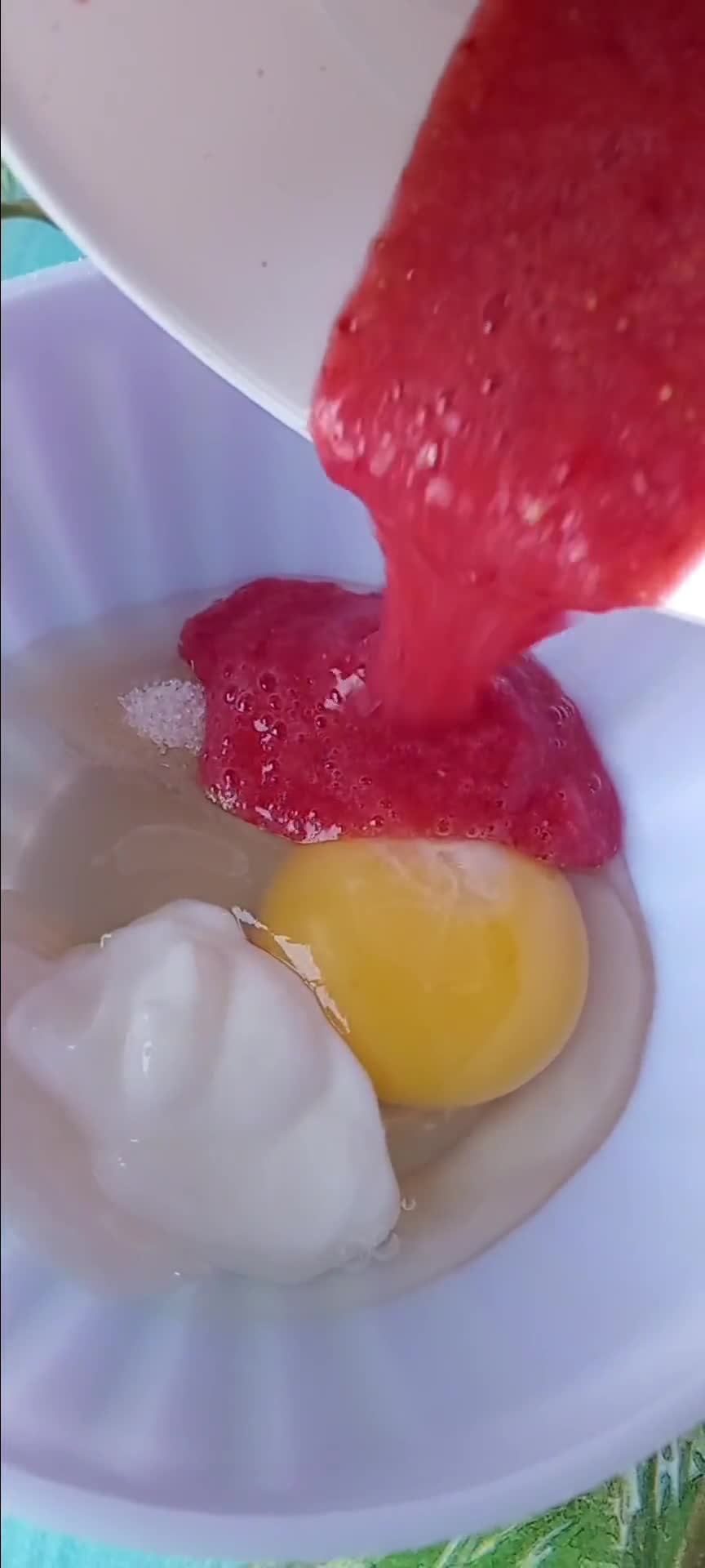 Foto del paso 1 de la receta: Pancakes de frutilla y yogurt sin tacc🥞