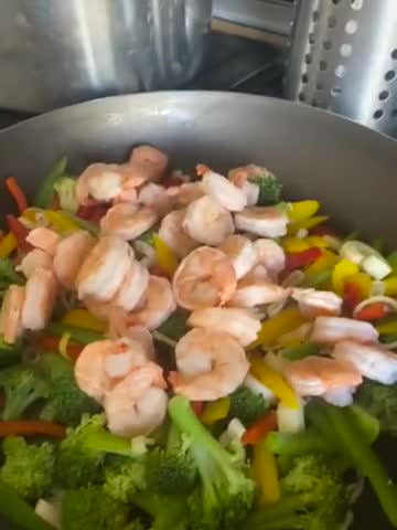 Foto del paso 2 de la receta: Noodles de arroz con gambones y verduras