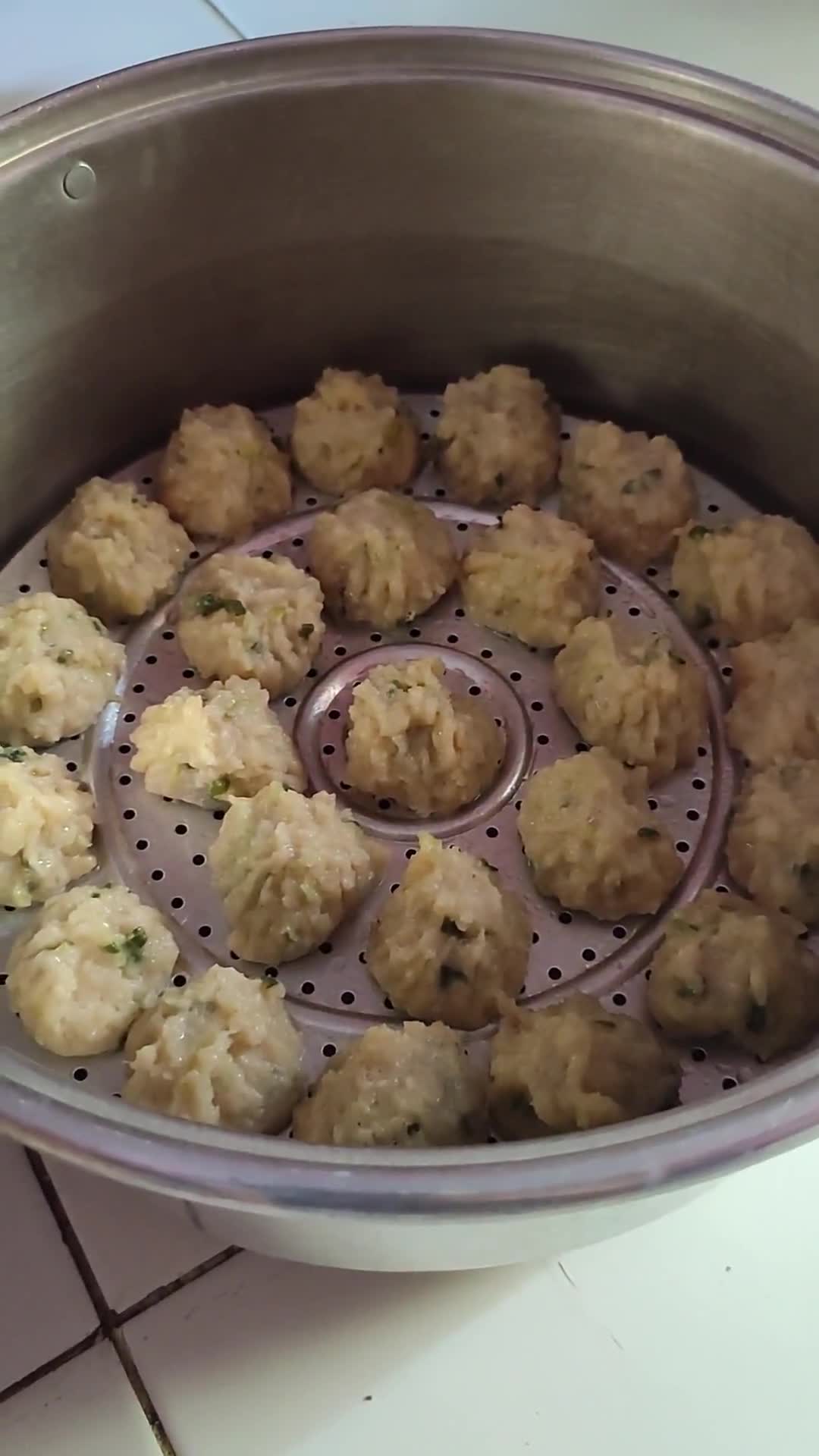 Foto langkah ke 4 dari resep Siomay Ayam Udang Bumbu Kacang (Versi Kukus) Part. 2.