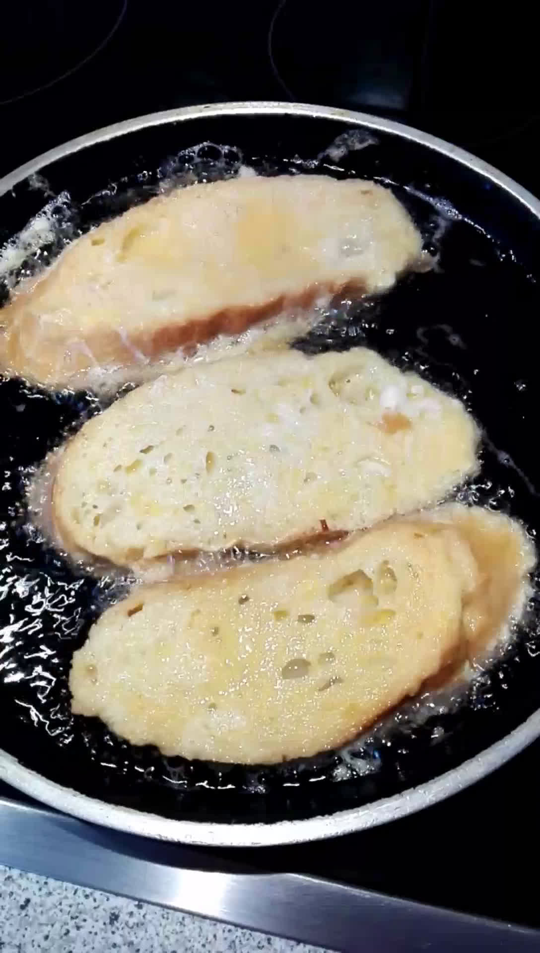 Foto del paso 7 de la receta: Torrijas sobre leche infusionada con canela