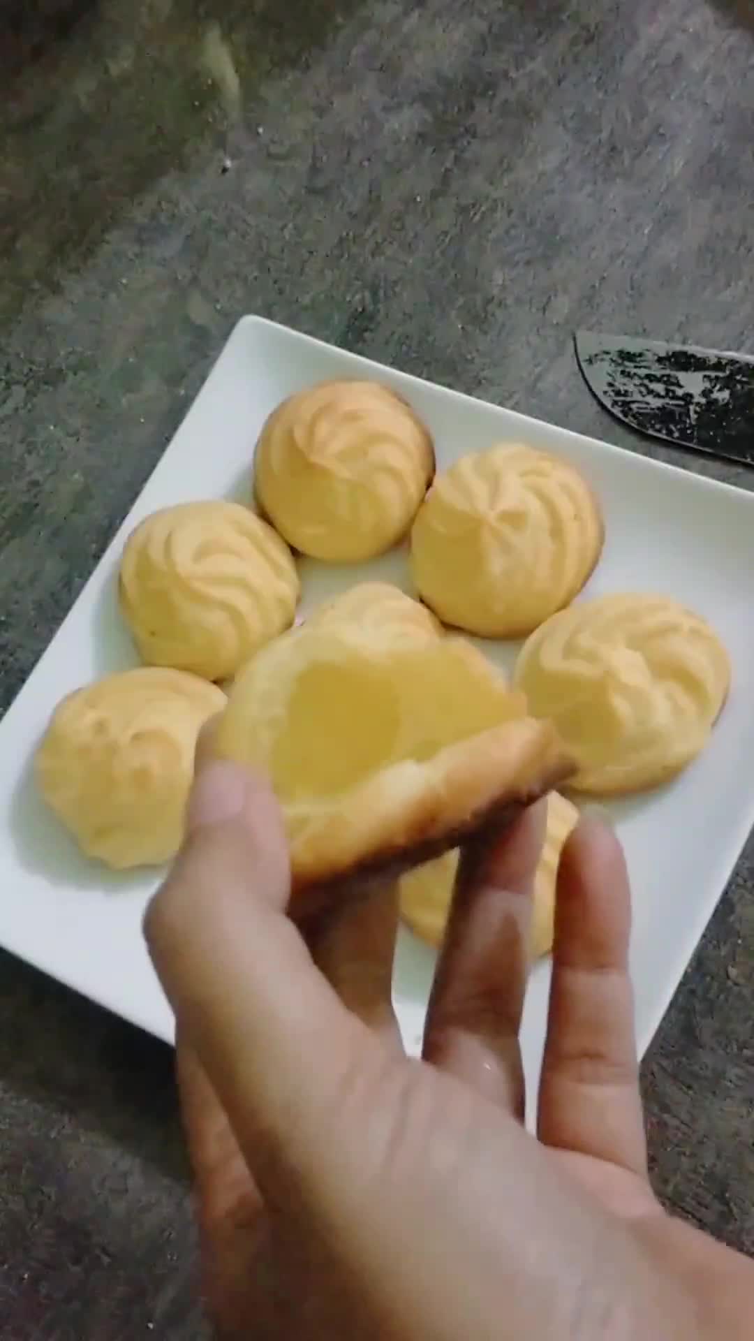 Foto langkah ke 11 dari resep Kue Soes Vla Salted Egg.