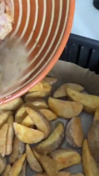 Foto del paso 1 de la receta: Confit de pato con patatas y manzana