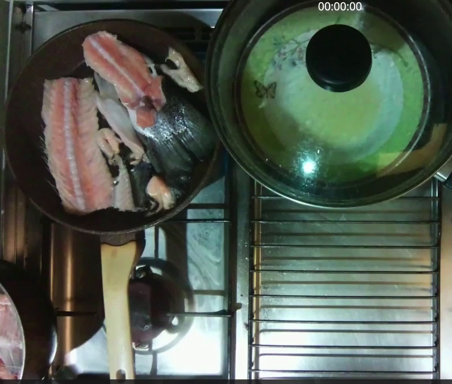 Foto langkah ke 2 dari resep Tulang Salmon 🐟 tumis saus tiram + wijen.