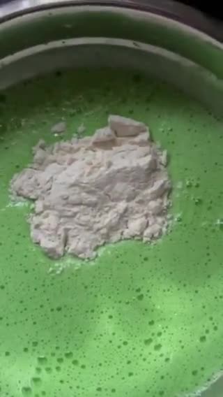 Gambar langkah 4 resipi Muffin Pandan Santan.