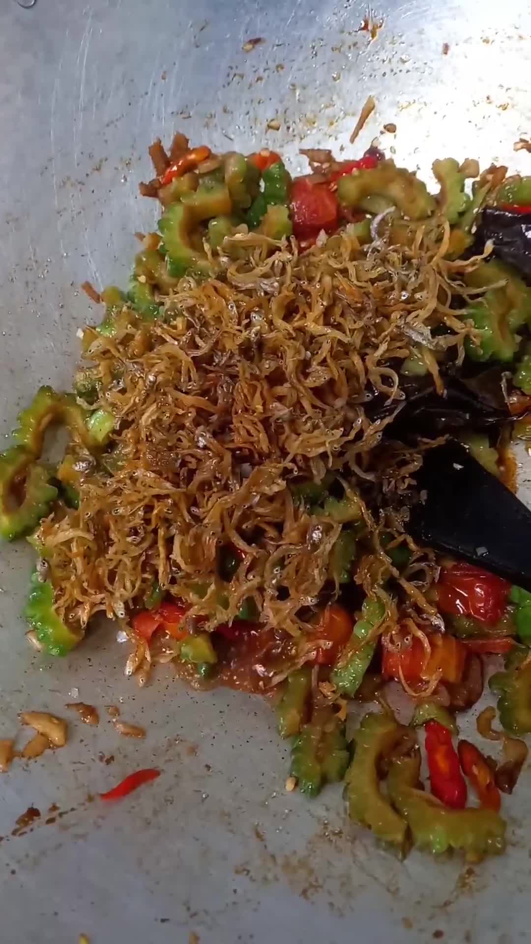 Foto langkah ke 5 dari resep Tumis Pare dan Teri ala rumah.