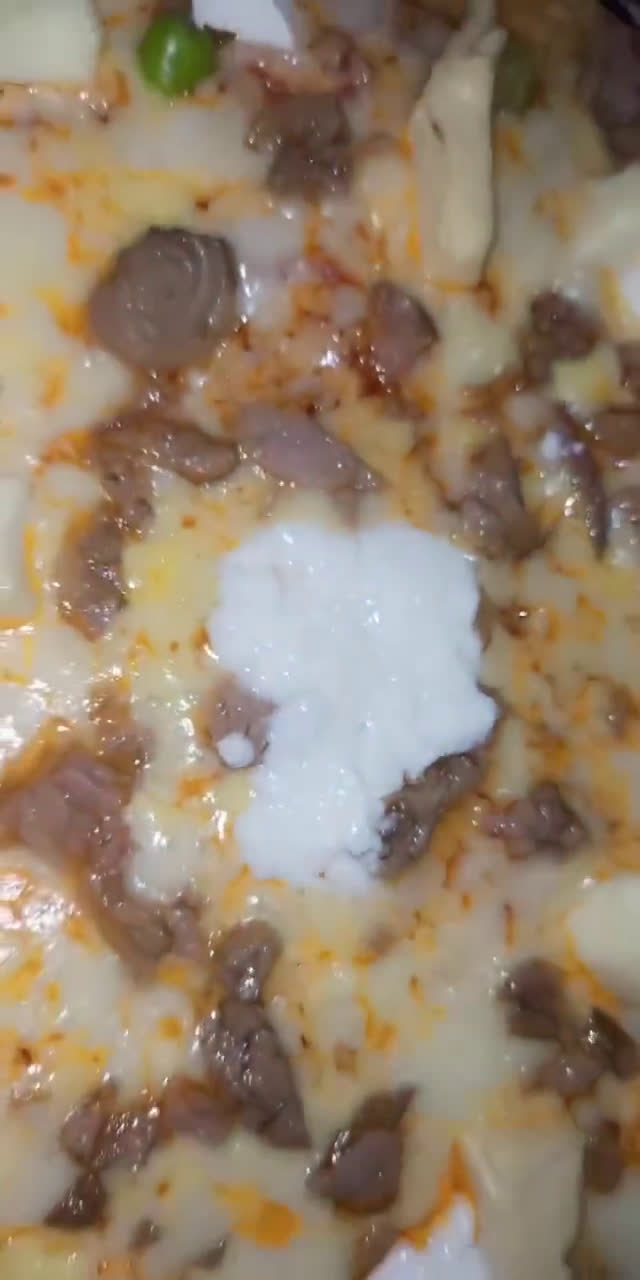 صورة لخطوة 7 من وصفة بيتزا بذوق رائع 🍕🥫🧀