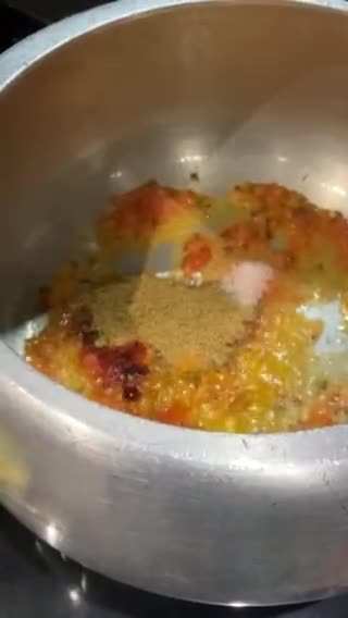 कुकर वाली गोभी (बिना प्याज़ लहसुन) (Cooker wali gobhi recipe in hindi) रेसिपी चरण 4 फोटो