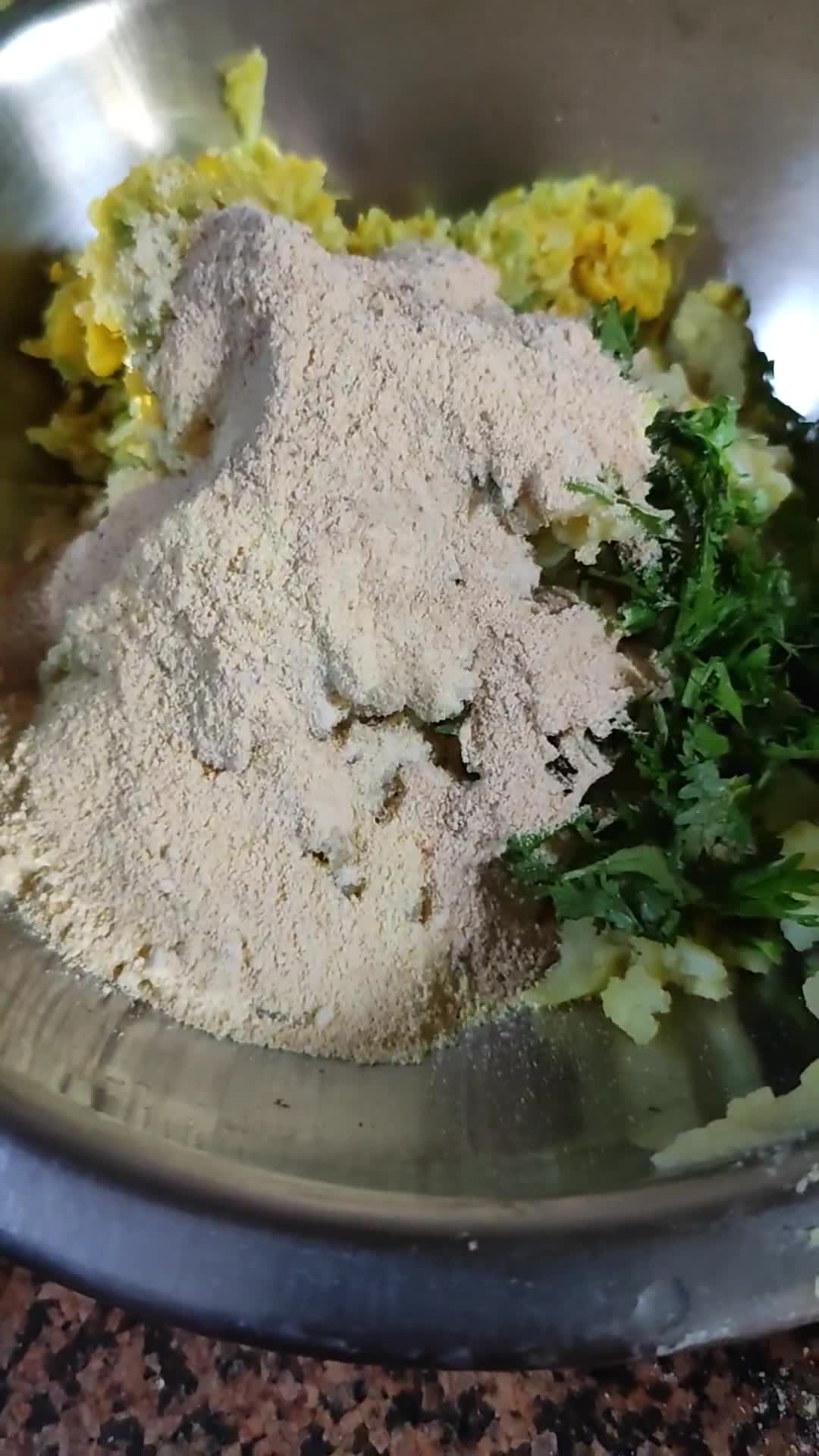 आलू कॉर्न पराठा (Aloo corn paratha recipe in hindi) रेसिपी चरण 2 फोटो