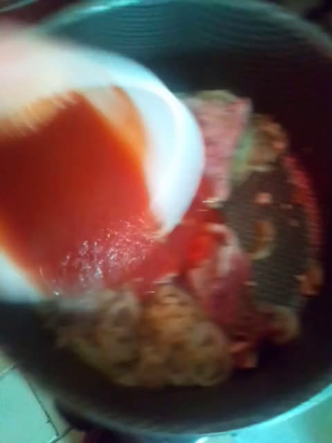 Foto del paso 3 de la receta: Bifes de bondiola (cerdo) con verduras y mucho sazón