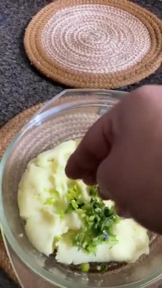 ख़स्ता आलू कचौड़ी(khasta aloo kachodi recipe in hindi) रेसिपी चरण 2 फोटो