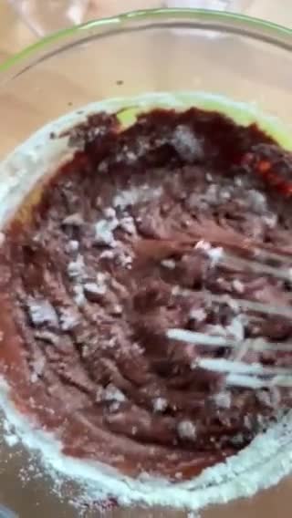 Foto del passaggio 3 della ricetta Mousse di Yogurt e Cioccolato di 3 ingredienti e senza zucchero