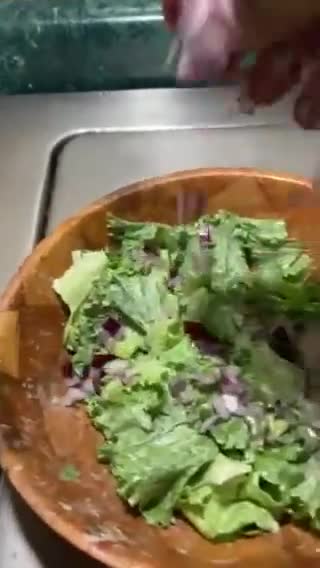 Foto del paso 5 de la receta: Camarones 🍤 marinados con jugo de toronja 🍊 agria con crema servidos con lechuga 🥬 cebolla 🧅 morada