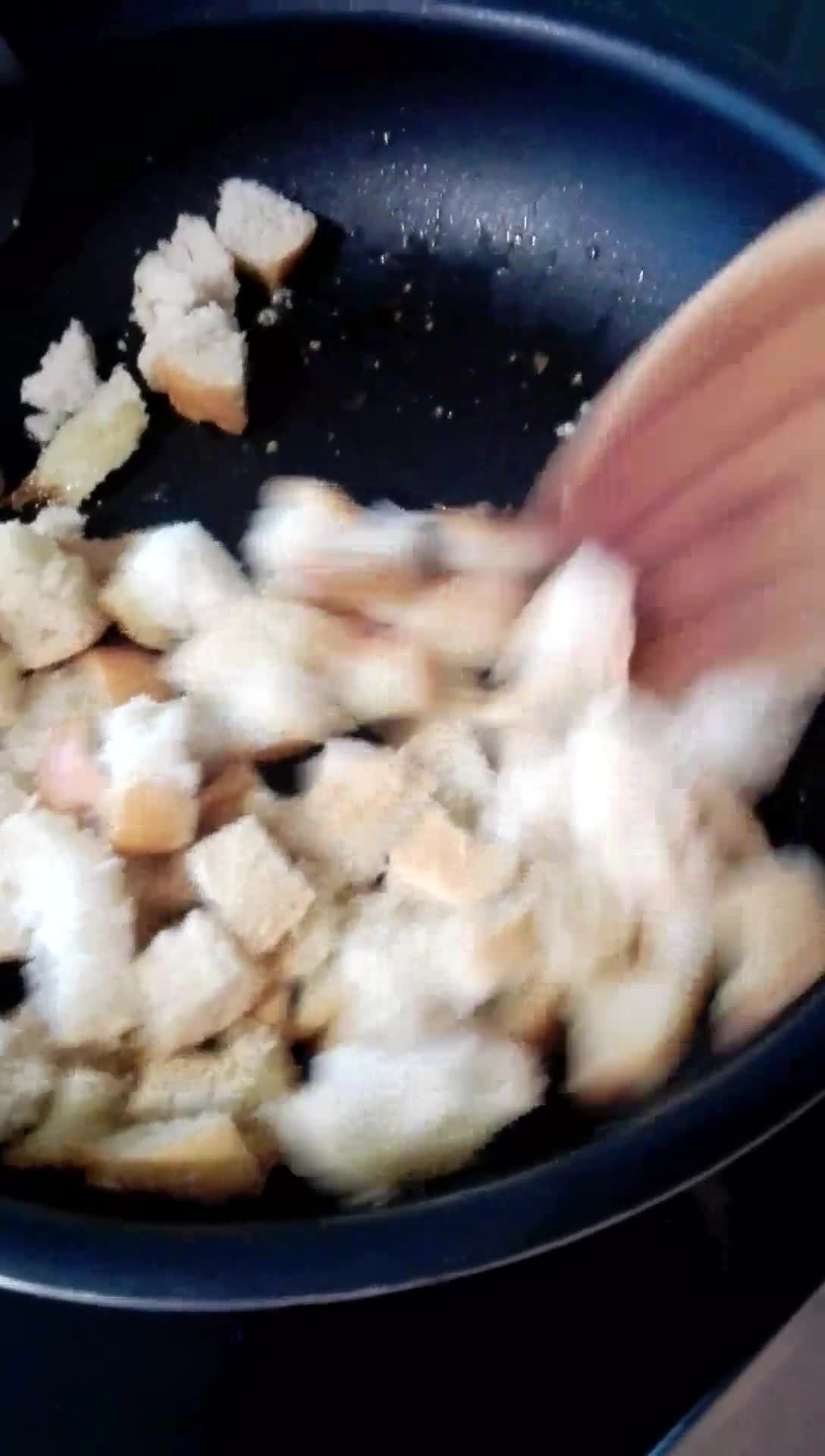 Foto del paso 4 de la receta: Ensalada César con rosetas de queso sin lactosa