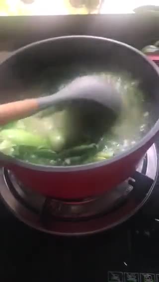 Gambar langkah 3 resipi Sup Pak Choy Telur.