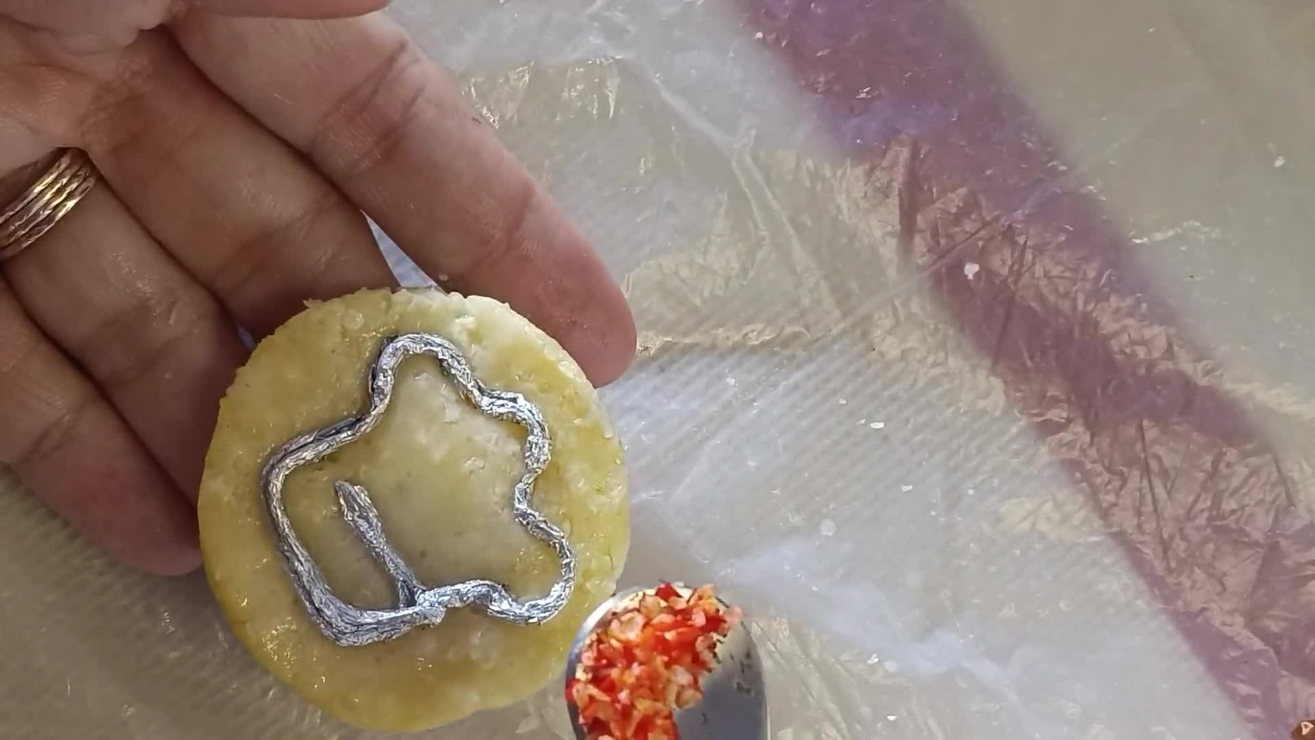 Foto langkah ke 9 dari resep Kue Kering Kelapa.