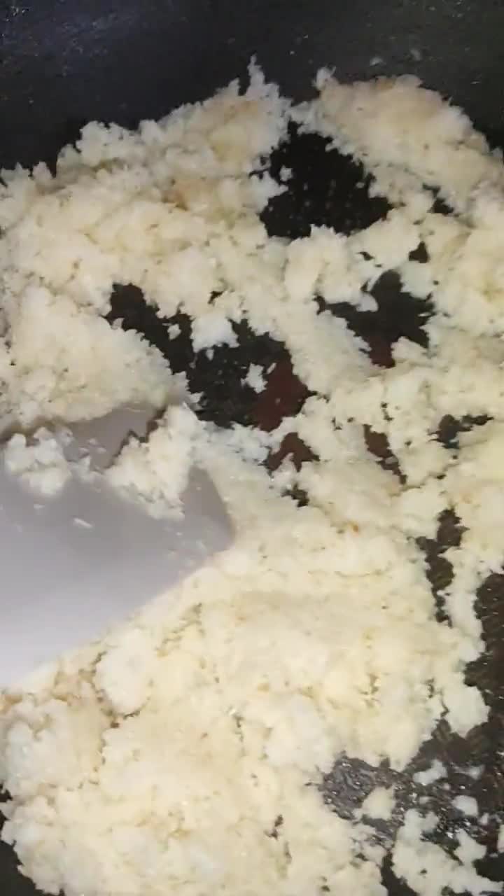 صورة لخطوة 3 من وصفة كرات جوز الهند 🥥 بالحليب