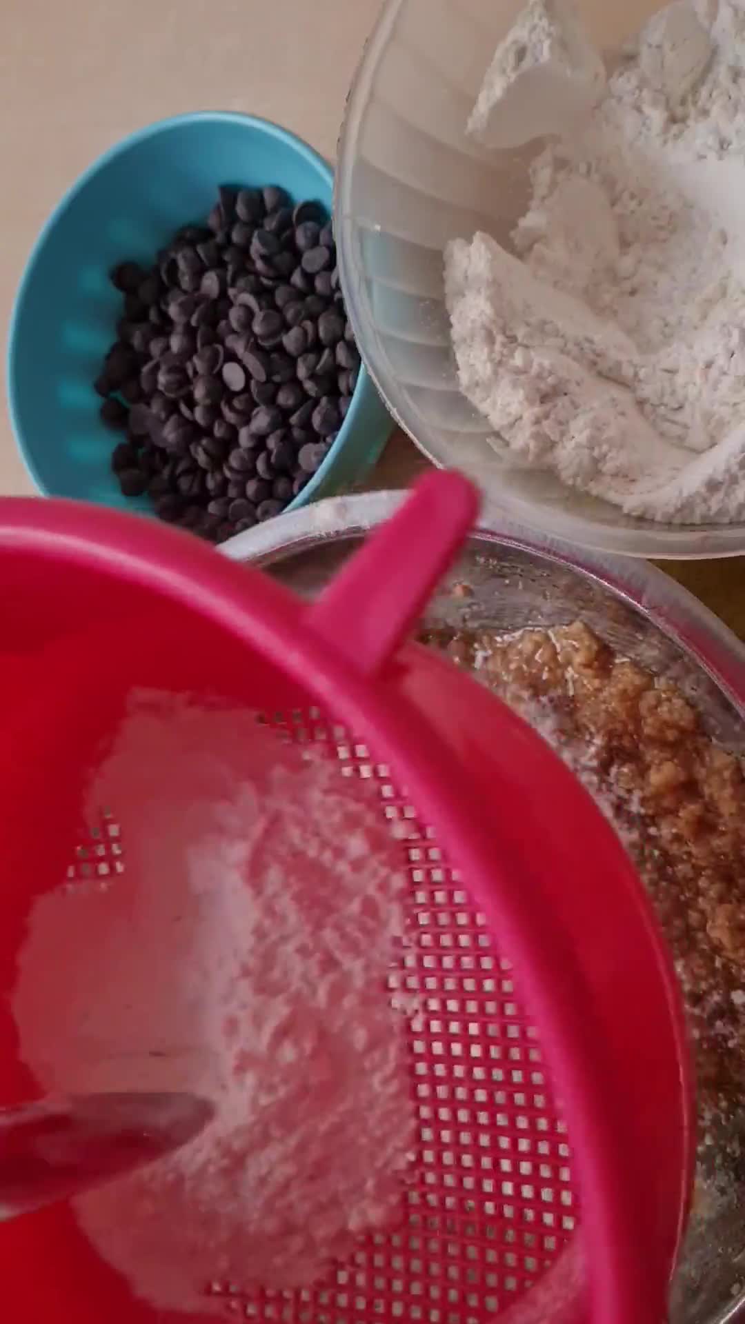 Foto del paso 1 de la receta: Cookies estilo americanas 🇺🇸 Galletas con chips de chocolate 🍪