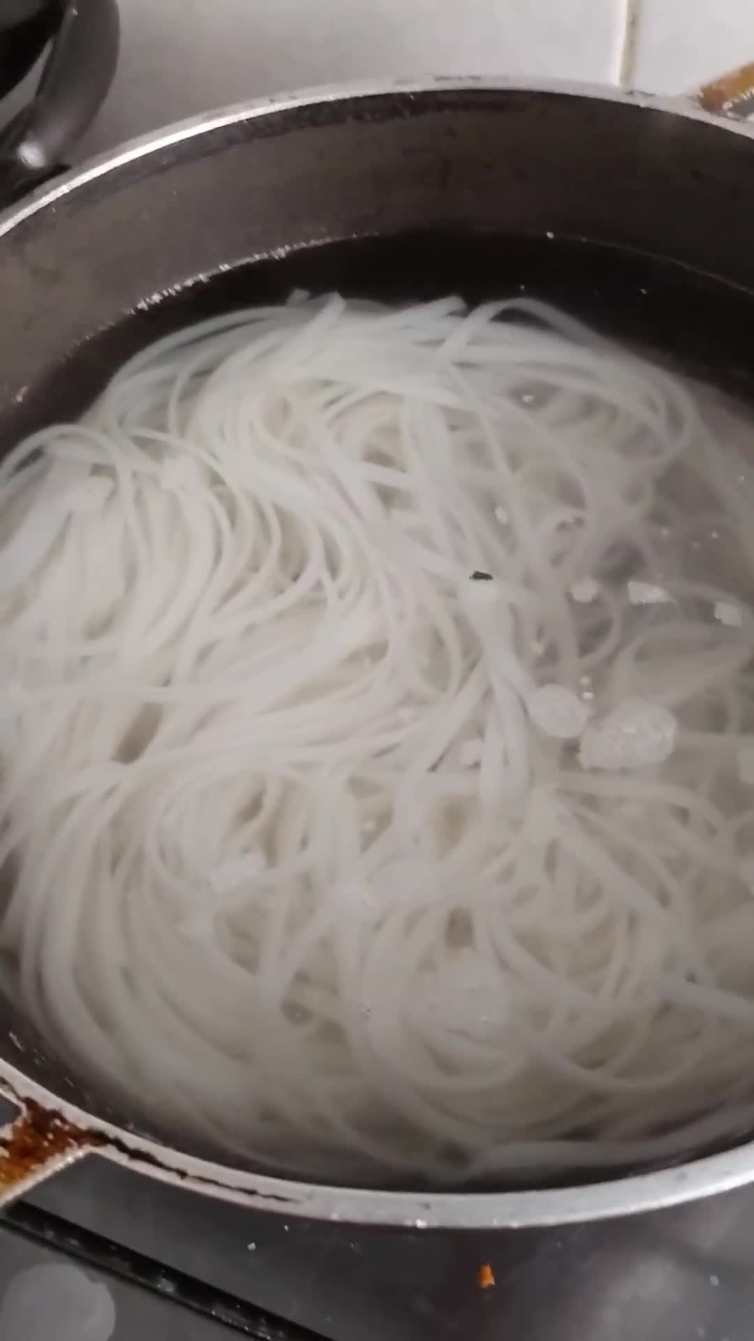 Foto del paso 4 de la receta: Rollitos de acelga con fideos de arroz