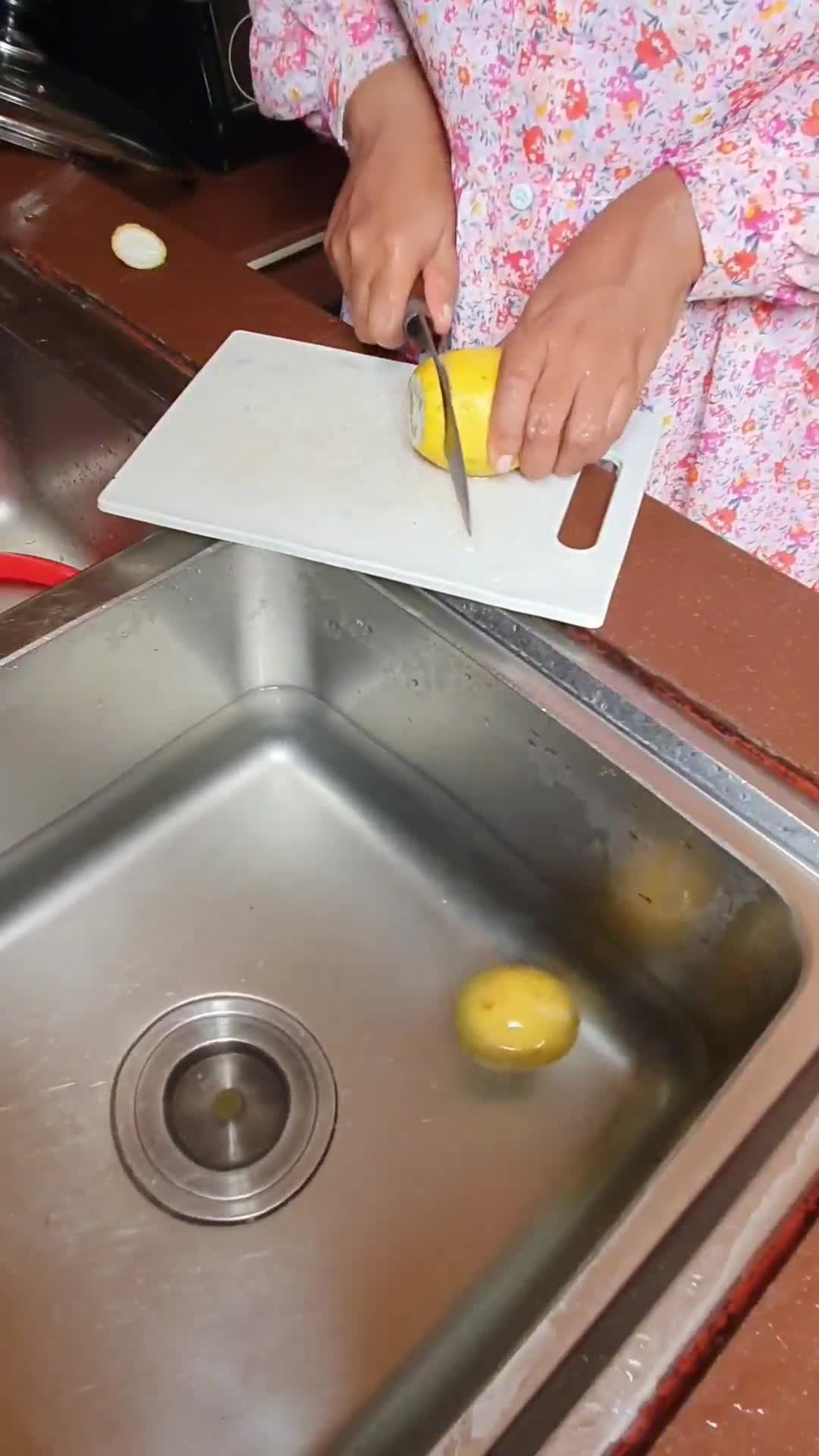 Foto langkah ke 3 dari resep Teh Bunga Telang Lemon.
