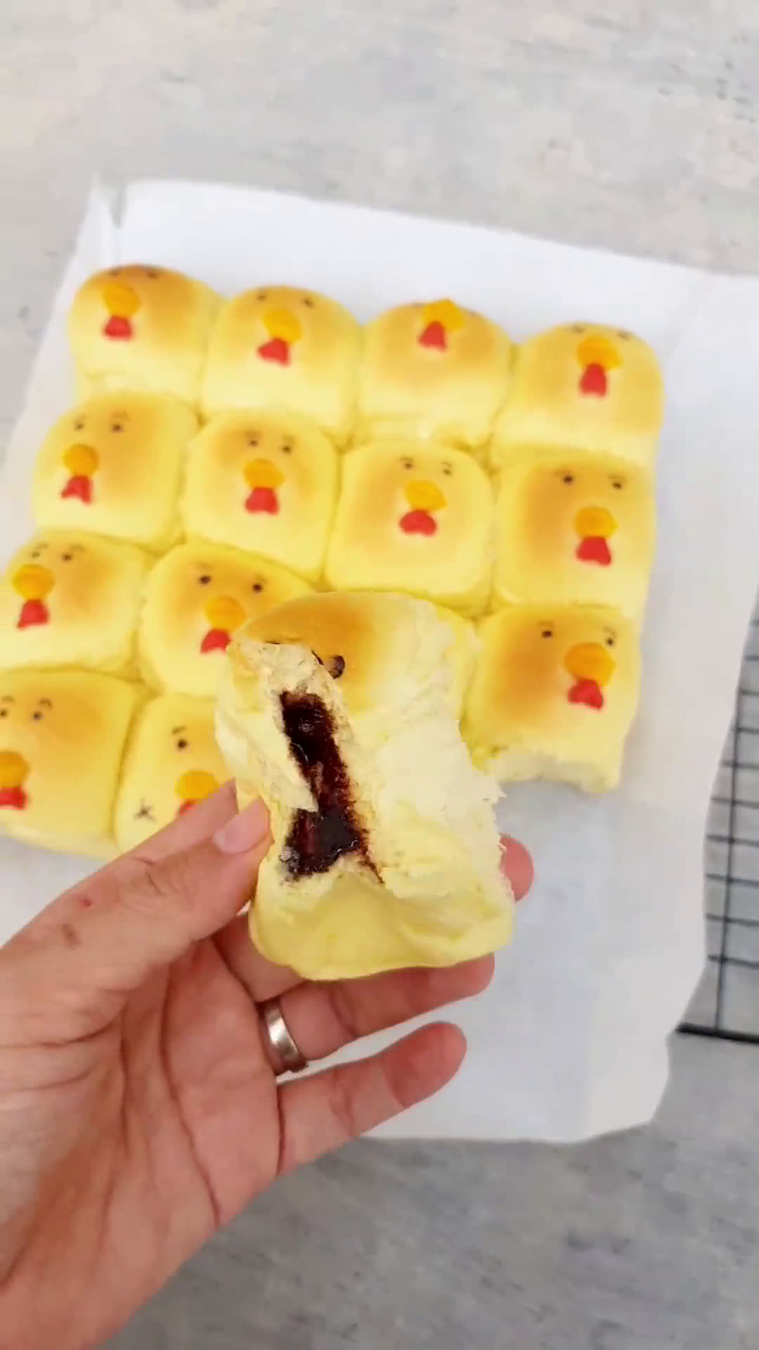 Foto langkah ke 8 dari resep Roti Kasur Labu Kuning isi Coklat Keju 🐥🍞🍫.
