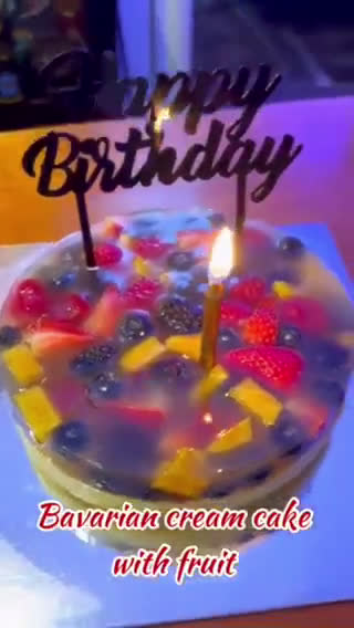 A picture of step 20 of Bavarian cream cake with fruits.