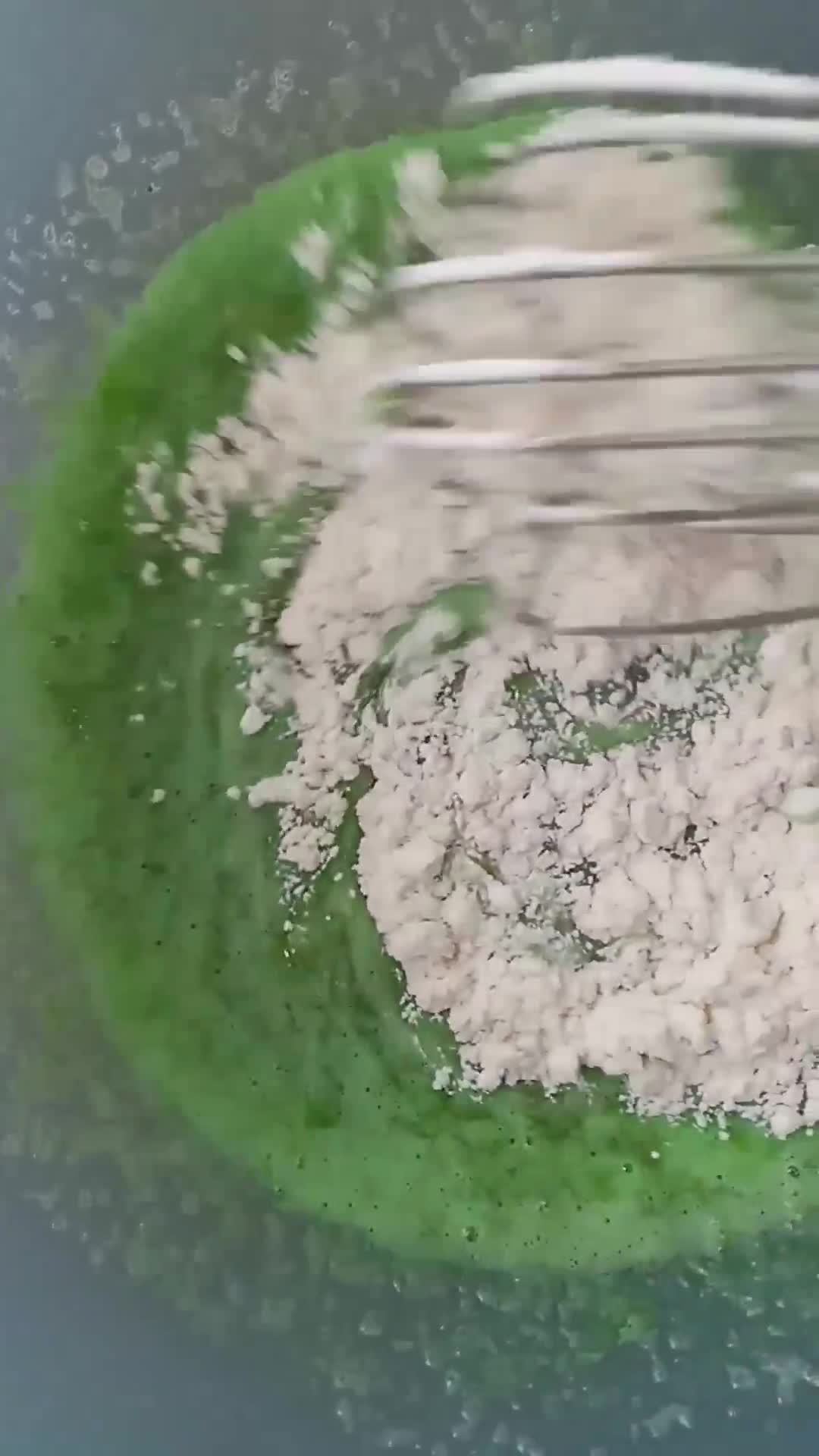 Foto langkah ke 3 dari resep Bolu Kukus Pisang Pandan 1 Telur.