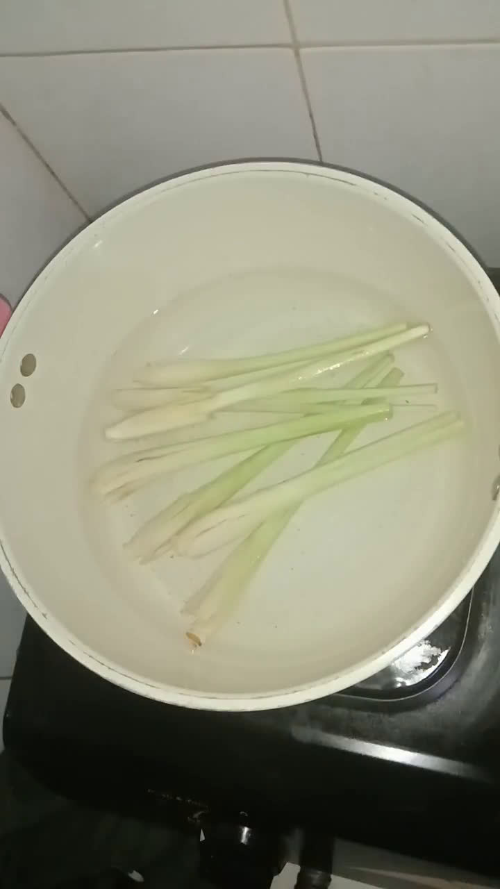 Foto langkah ke 1 dari resep Teh Lemon Sereh.