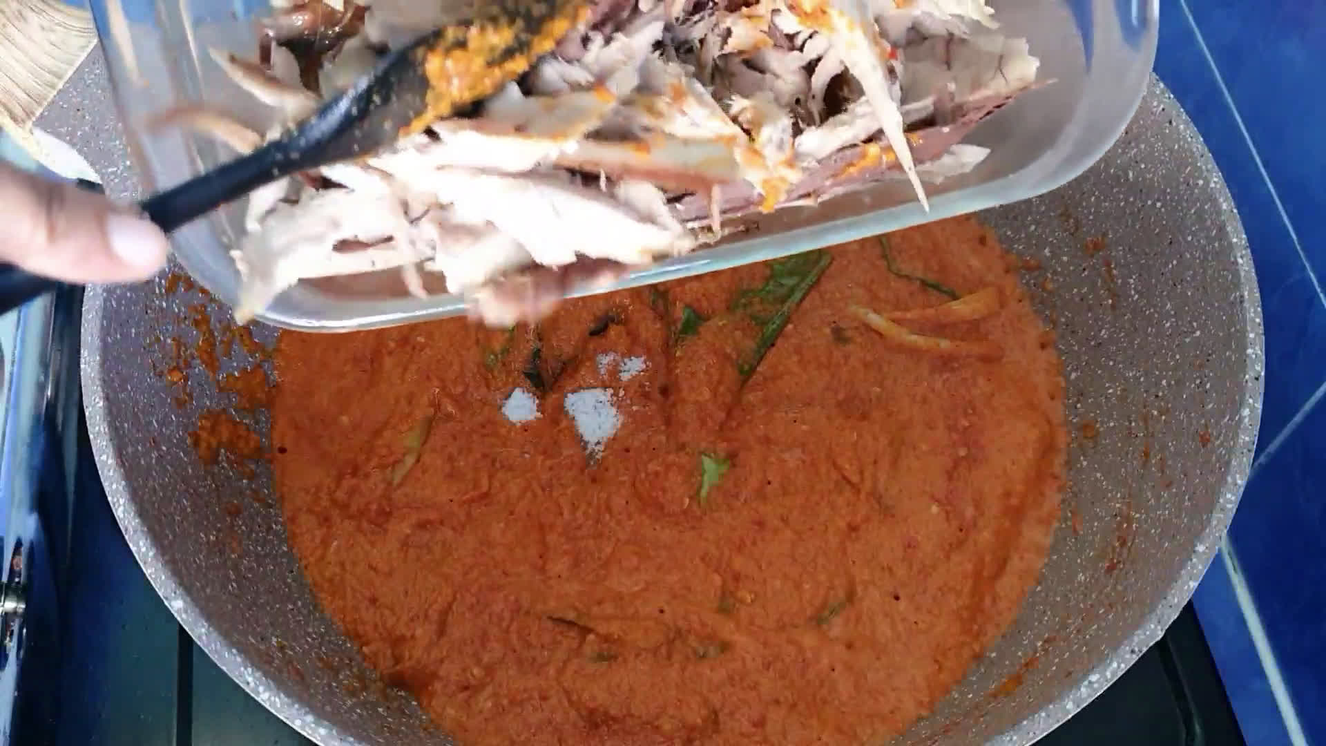 Foto langkah ke 3 dari resep Sambal Kering Tongkol Asap.