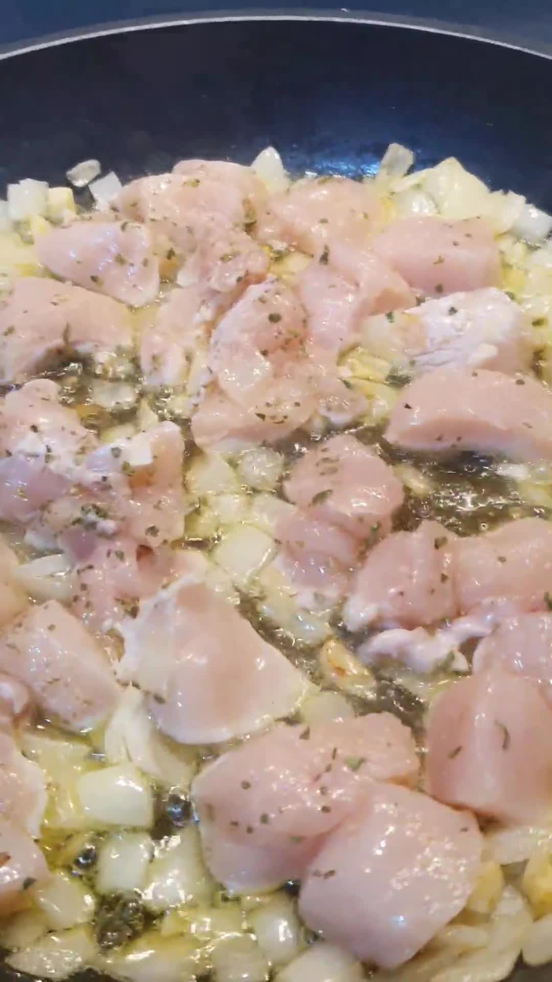 Foto del paso 1 de la receta: Patatas al horno con chorizo patatero y pollo