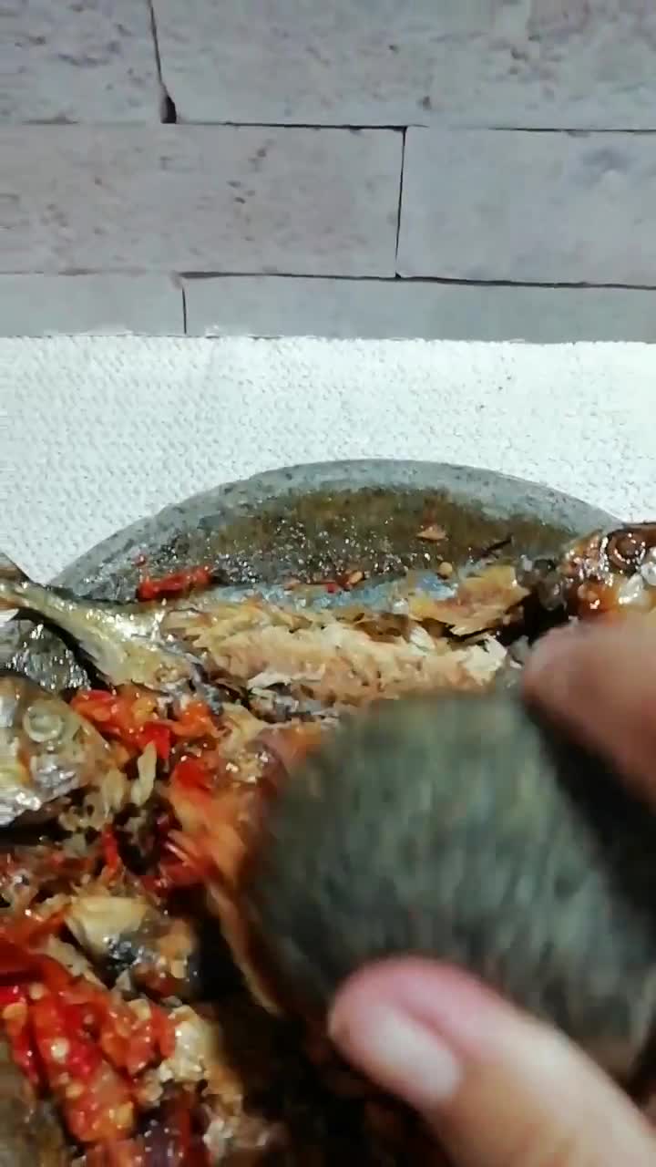 Foto langkah ke 4 dari resep 843. Sambal Penyet Ikan Asap.