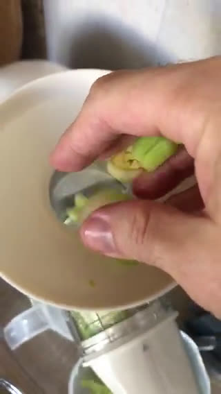 Foto del paso 1 de la receta: Crema de pollo con verduras de las sobras de un zumo verde con MyCook Touch