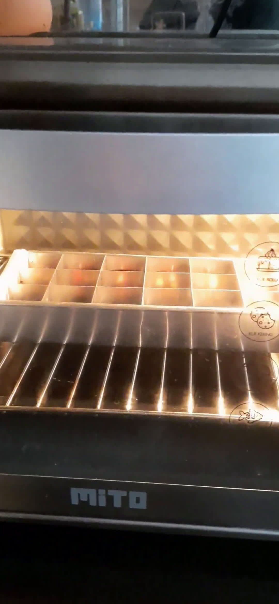 Foto langkah ke 8 dari resep Shiny Brownies.