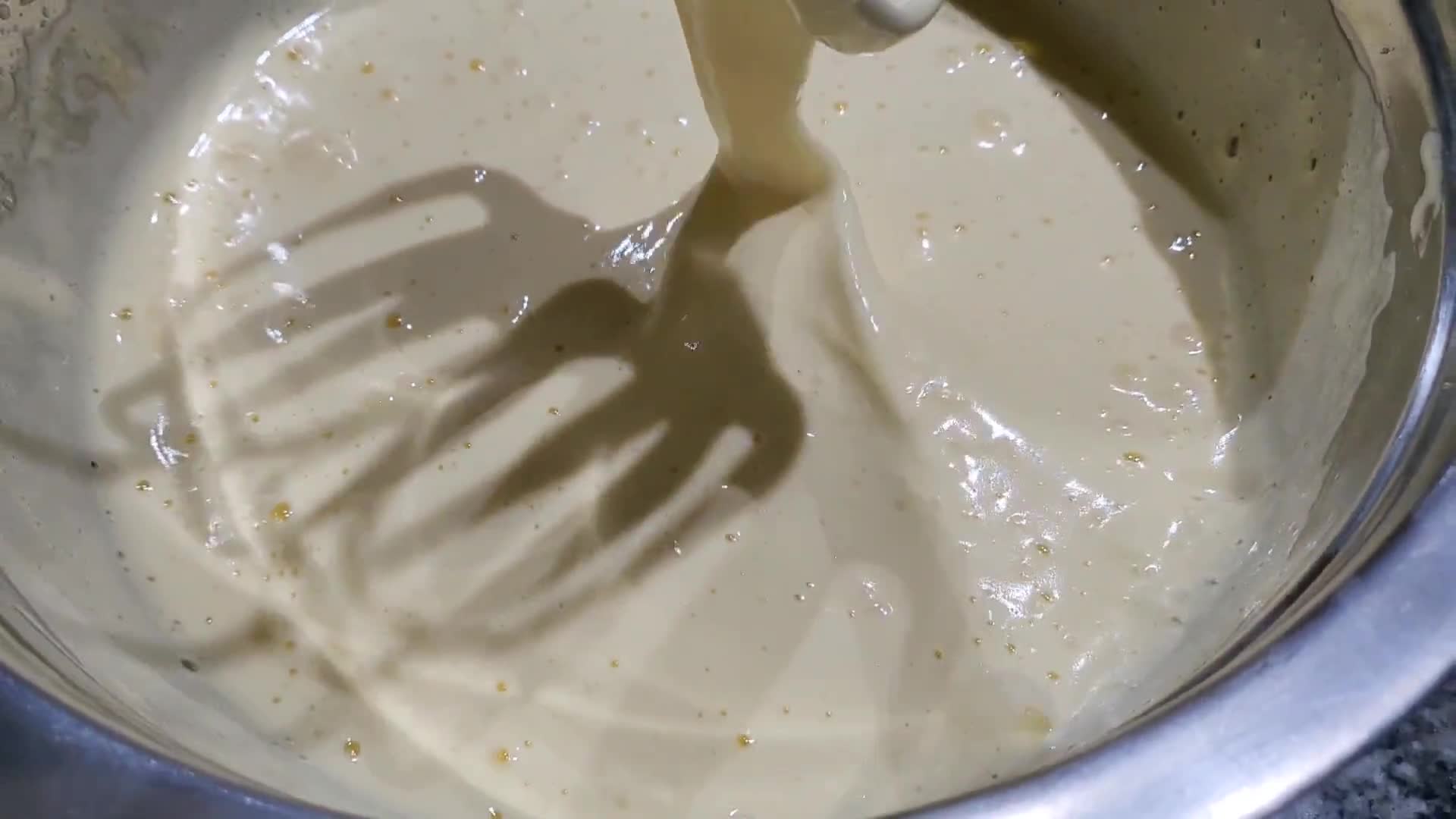 Foto del paso 1 de la receta: Bizcochuelo de vainilla con almidón de maíz (22 cm)