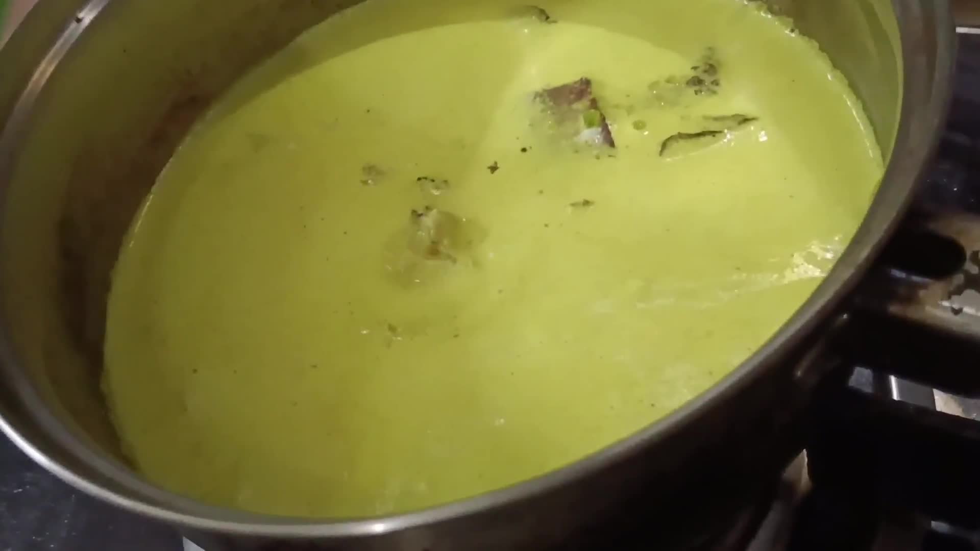 Gambar langkah 3 resipi 8:7:24 - Masak lemak kuning daging salai & kacang buncis.
